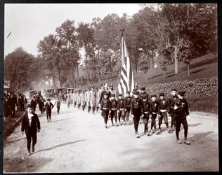 Parade met kinderen en brandweermannen marcherend in Dobbs Ferry, New York, 1898